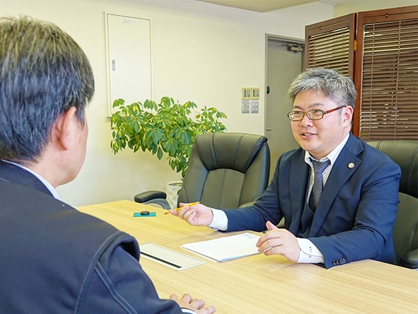 青木弁護士相談中の写真